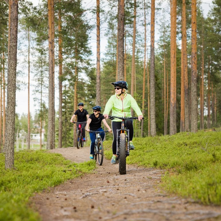 maastoryöräilyä Vuokatin maisemissa