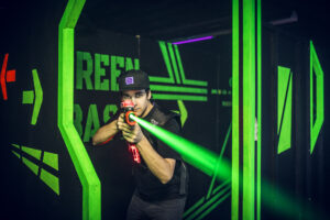 Mies tähtää laseraseella.