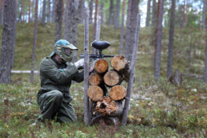 paintballpelaaja maastossa.