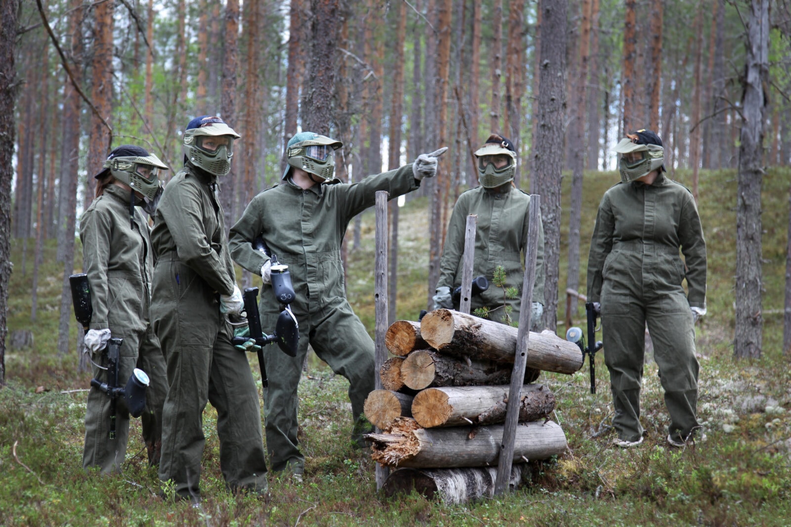 Värikuulajoukkue maastossa