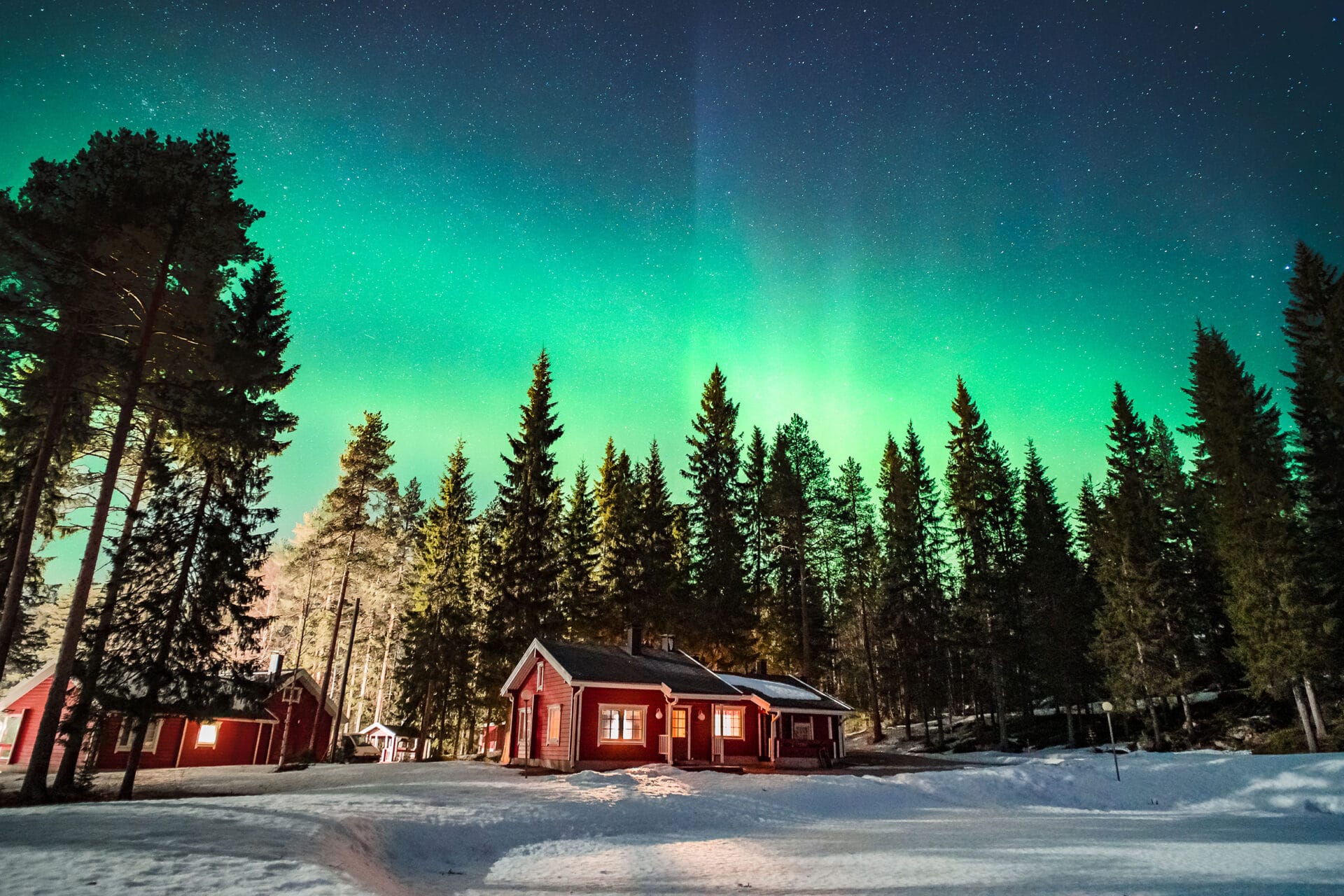 revontulet mökkien taustalla, vuokatti loma, talvi,