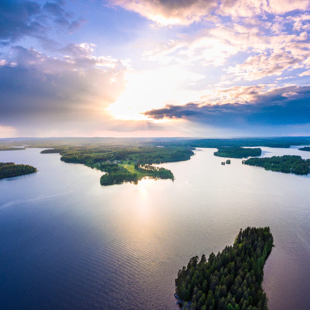 vastuullisuus ilmakuvaa vuokatin vesistöistä.