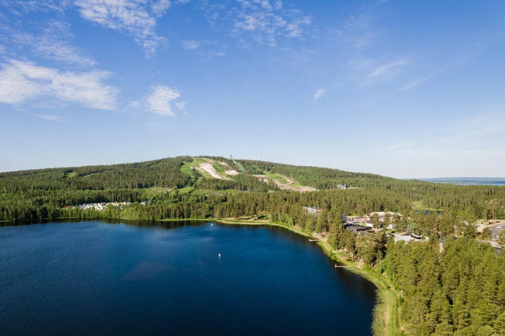 maisemakuvaa vuokatinrinteistä kesäpäivänä