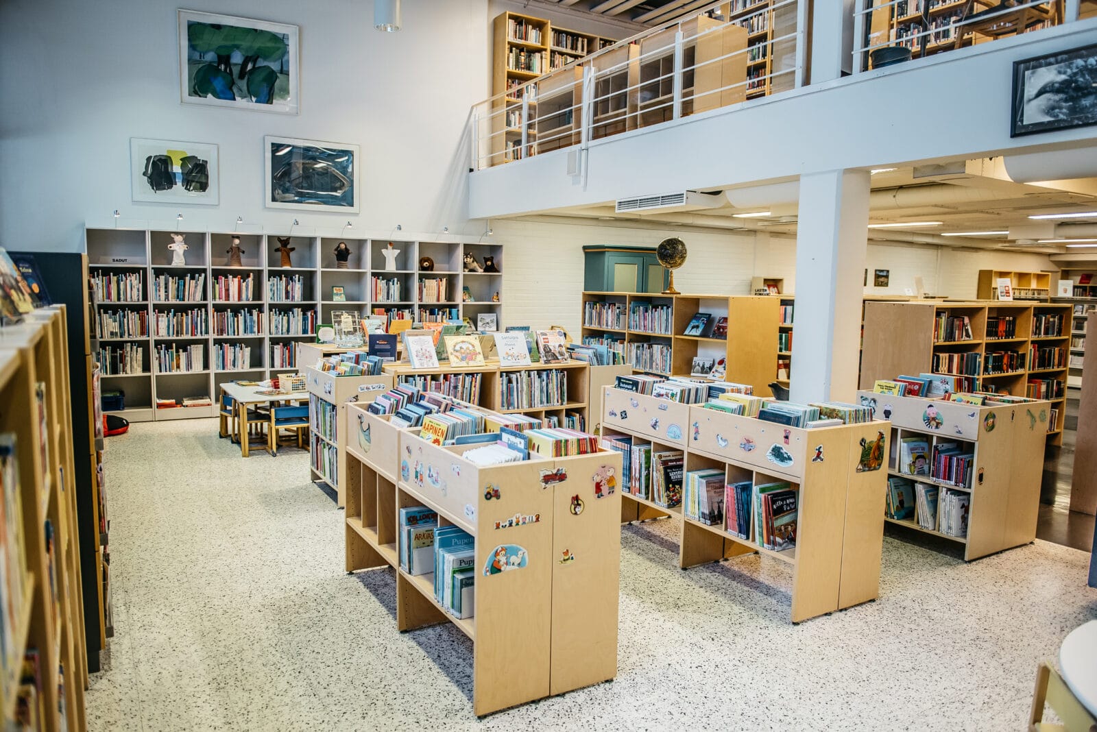 Kirjaston lasten ja nuorten osasto.