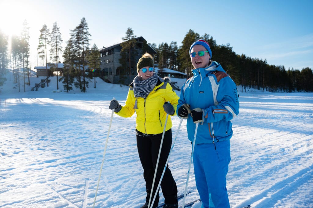 Hiihtoa järviladulla