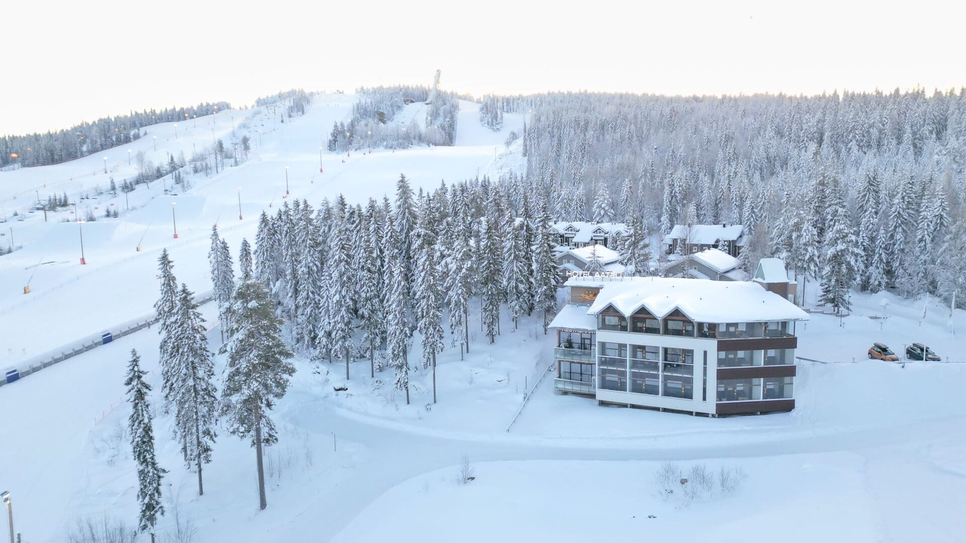 kuvassa hotel aateli hillside talvimaisemassa, hotellin vieressä laskettelurinne