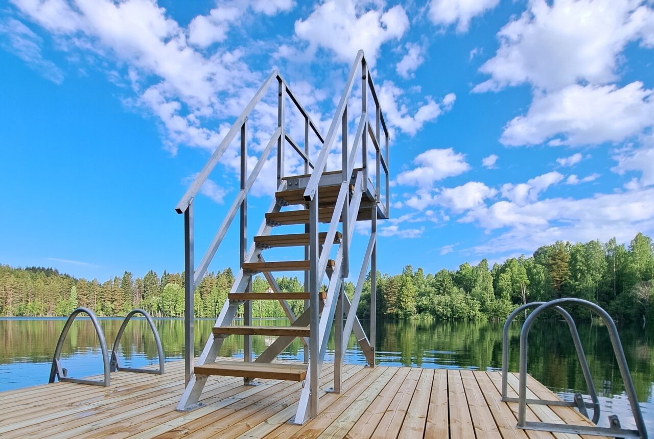 Kuikkalammen laituri ja Kuikkalampi kesällä.