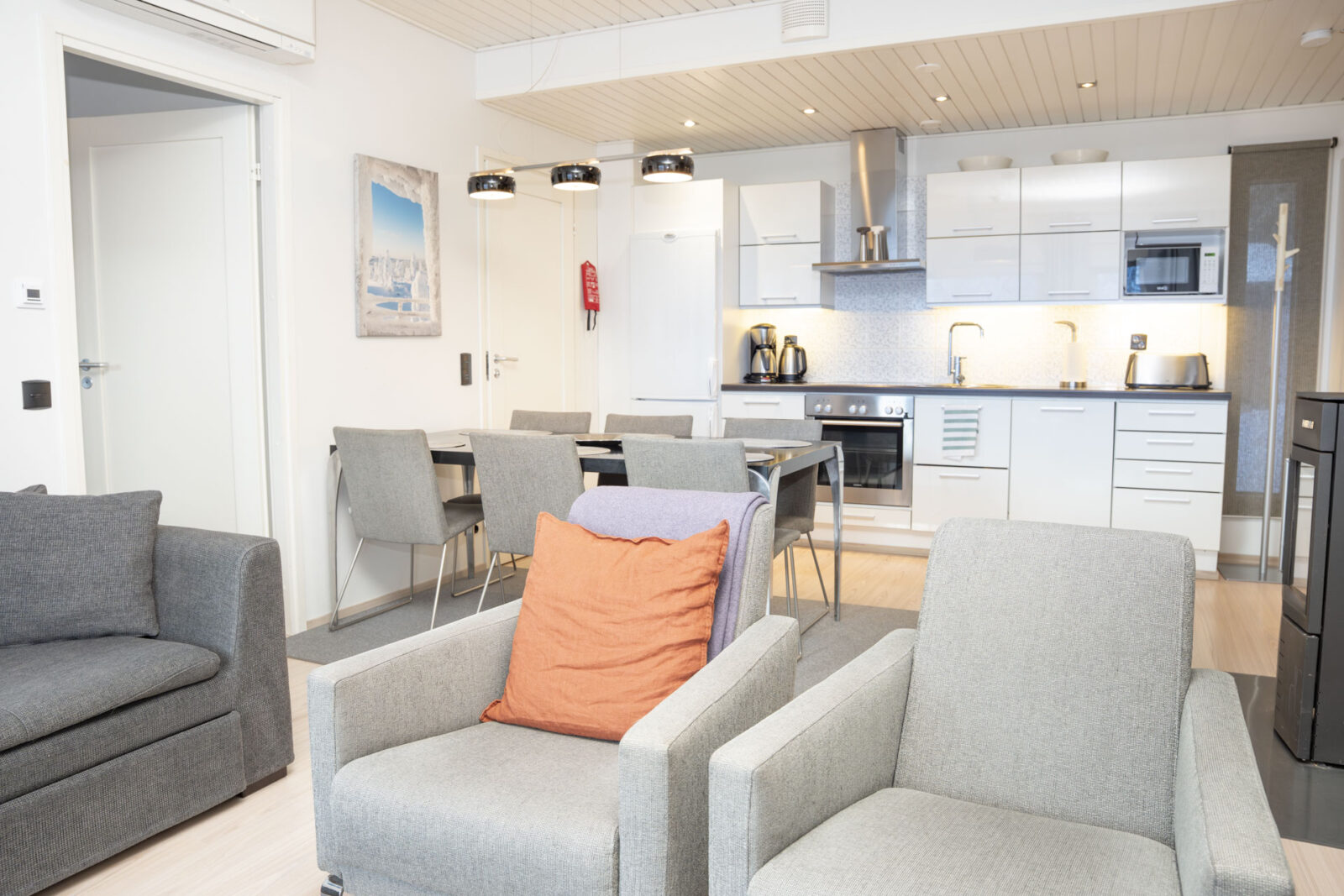 Kaisantie Suites huoneiston olohuone ja keittiö