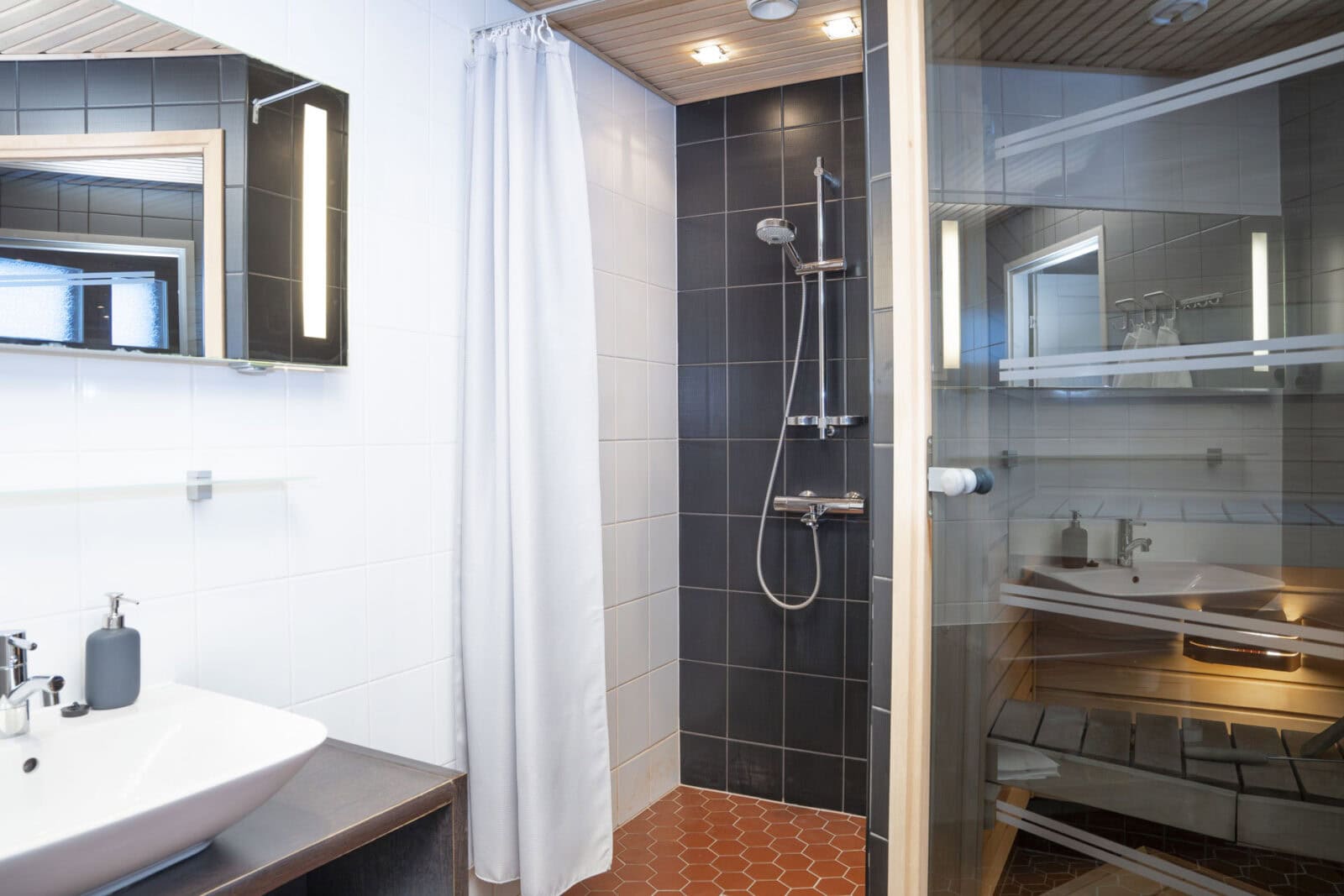 Kaisantie Suites huoneiston kylpyhuone ja sauna