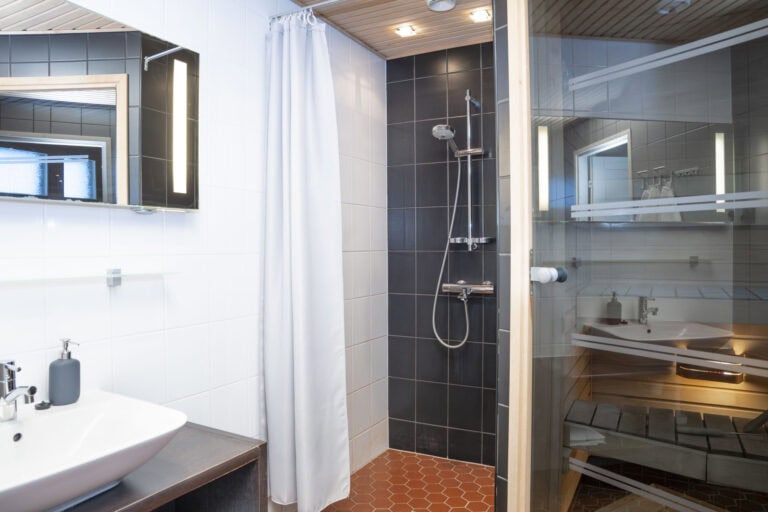 Kaisantie Suites huoneiston kylpyhuone ja sauna