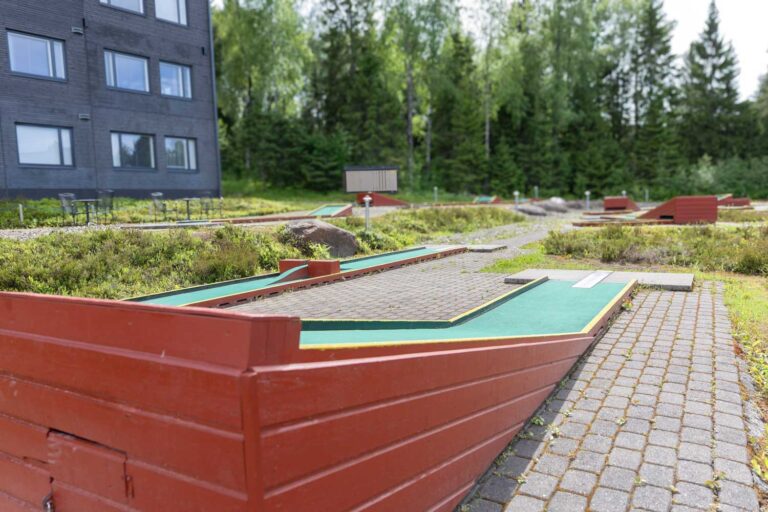 18-reikäinen minigolf-rata